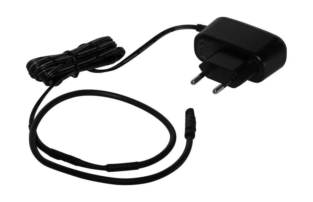 Schwarzes Netzteil von HANSA mit zwei Polen, verbunden mit einem Kabel. Das Kabel ist umwickelt und verläuft zu einem Stecker.